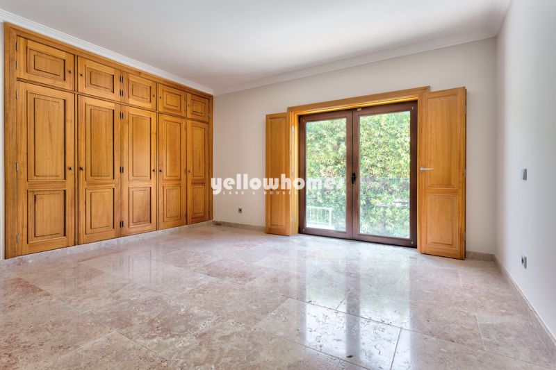 Moradia tradicional e deslumbrante V5 com piscina em Vilamoura